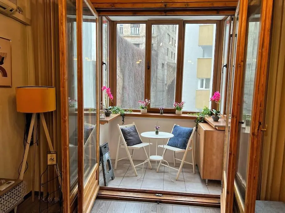 Yellow Story Downtown Bucharest Apartment